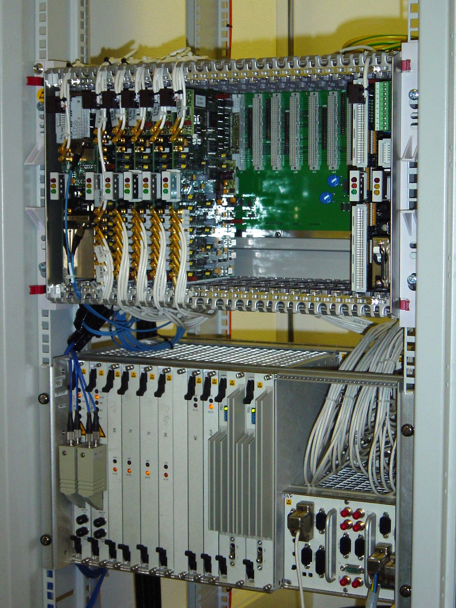 comms_rack2.jpg comms_rack2.jpg